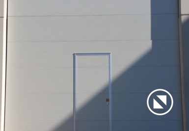 Puertas seccionales con puerta peatonal incorporada