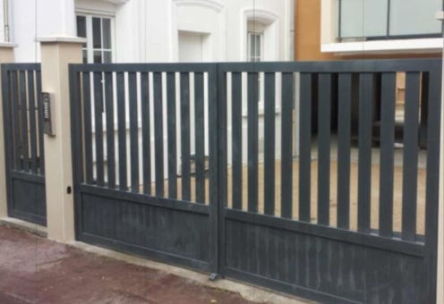 Puertas correderas de acceso a recintos.